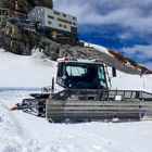 Pistenbully vor der Mönchsjochhütte