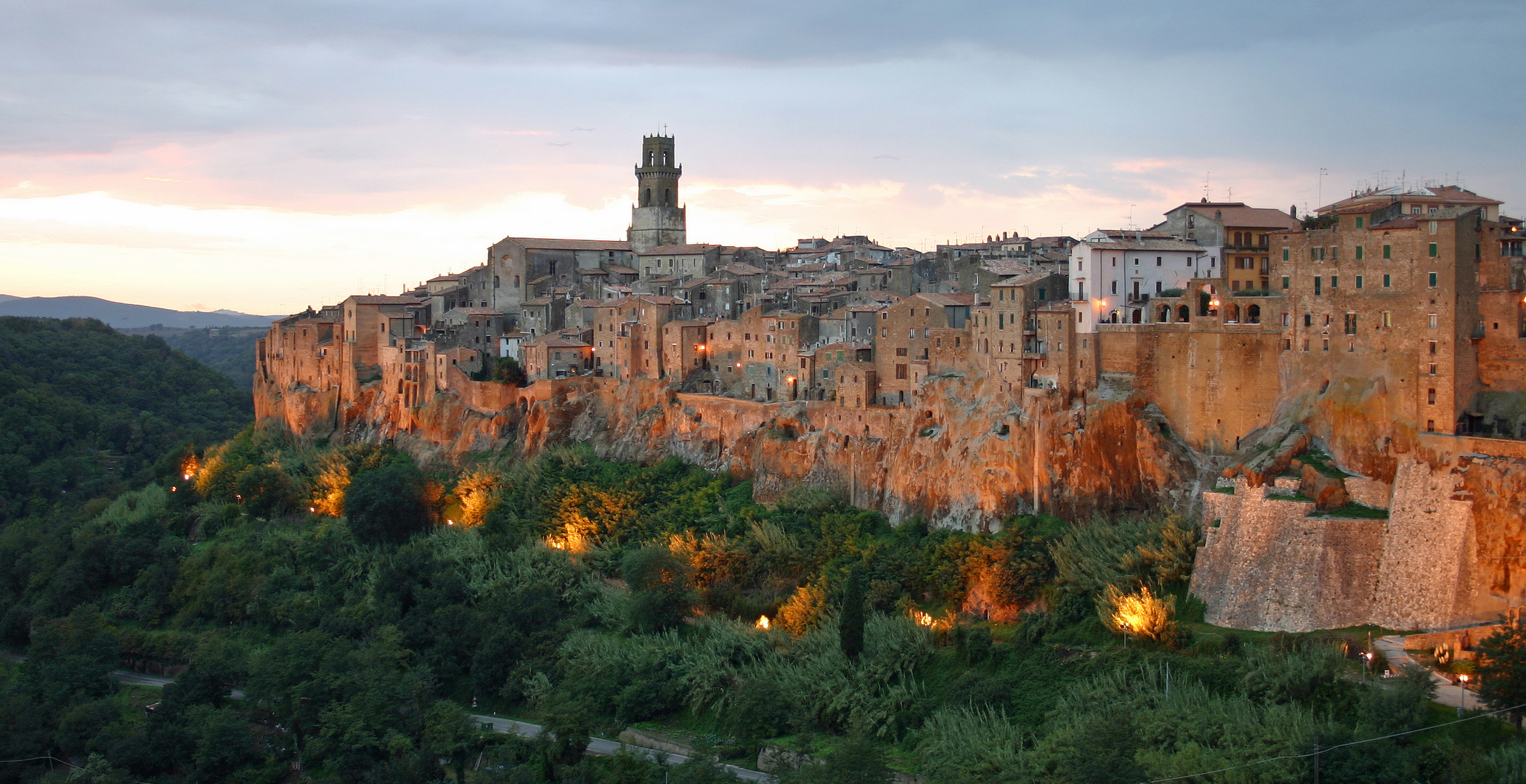 Pitigliano zu Beginn der Dämmerung