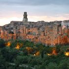 Pitigliano zu Beginn der Dämmerung