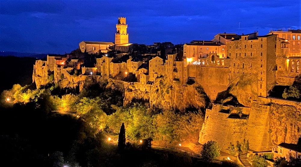 Pitigliano zur blauen Stunde