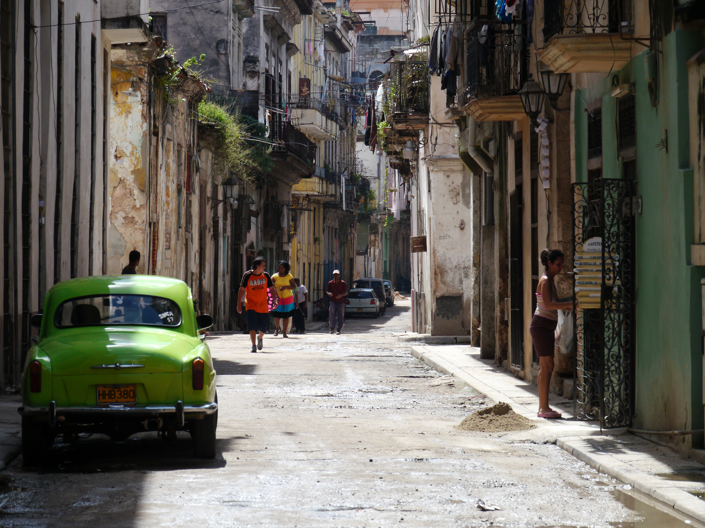 pitoresker Straßenzug - Hartes Leben in der Altstadt von Havanna