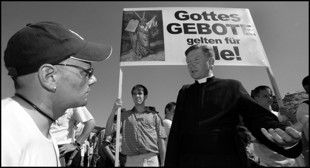 Piusbruderschaft im Gespräch ... (CSD 2009 Stuttgart)