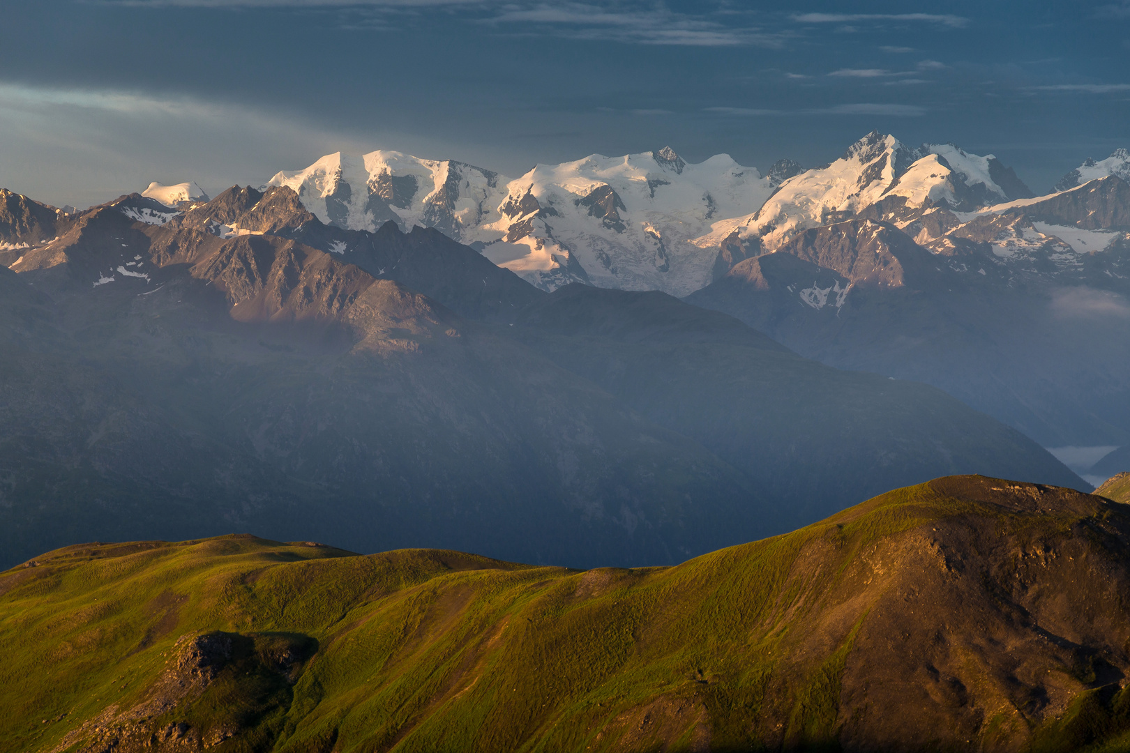 Piz Palü und Biancograt im ersten Morgenlicht