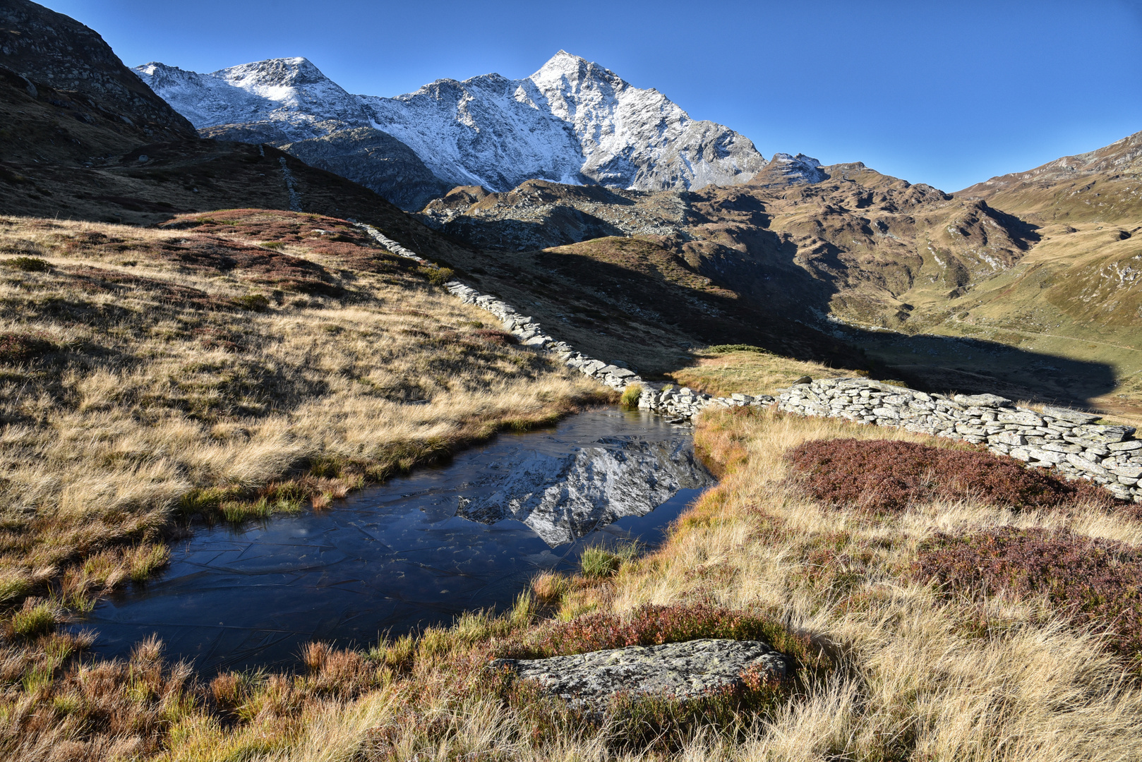 Piz Tambo im eisigen Tümpel