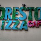 Pizza Caffe und Tauben Scheisse