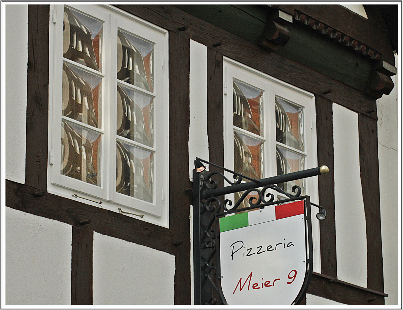 Pizzeria Meier 9 mit Spiegelungen