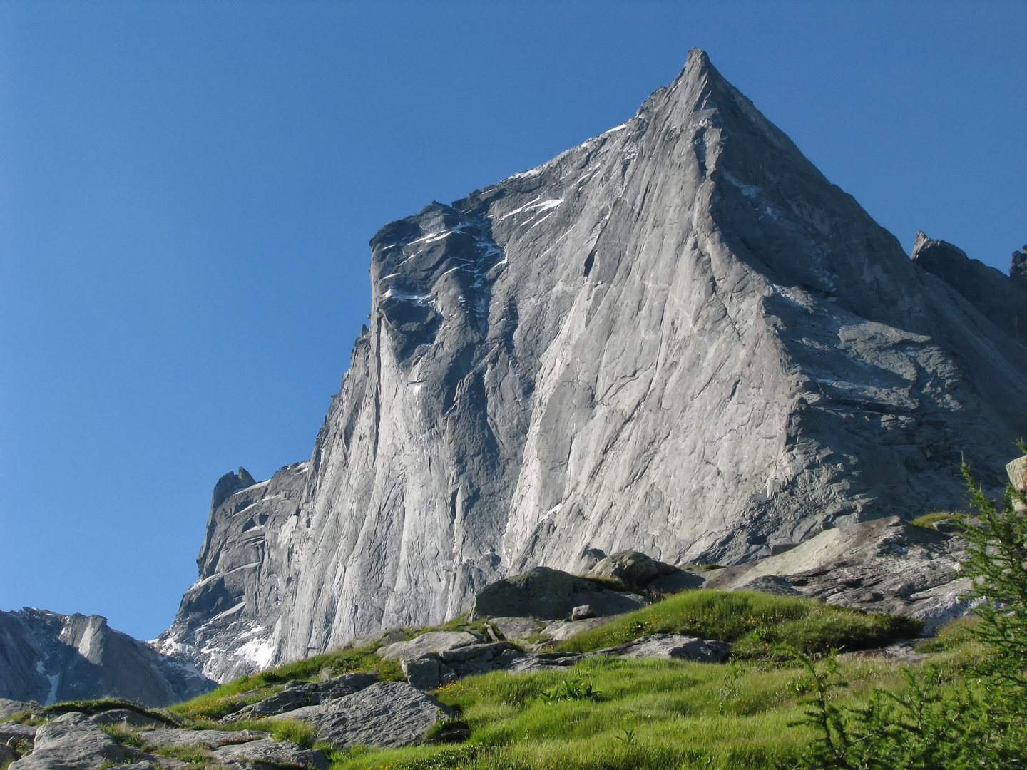 Pizzo Badile mit Nordkante und Nordostwand