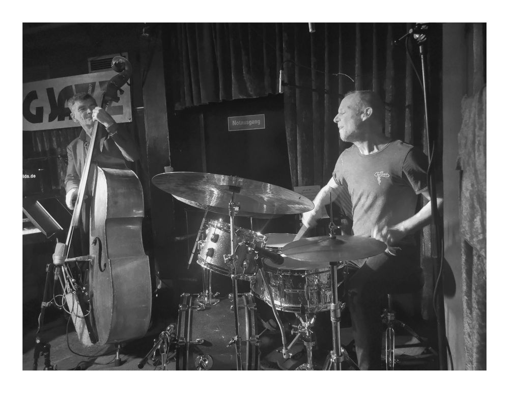 P_jazz Drums Bass Stgt p30-2025-03-21-247-sw Aktuell vMärz25