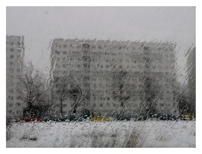 pkw_vor_gebäude_geparkt hinter schwermütigem Schnee