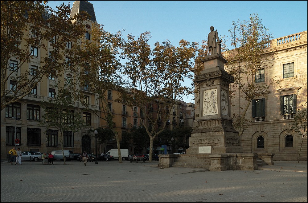 ... Plaça d`Antonio Lopez ...