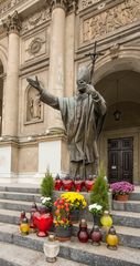 plac Grzybowsk - Statue Pope John Paul II