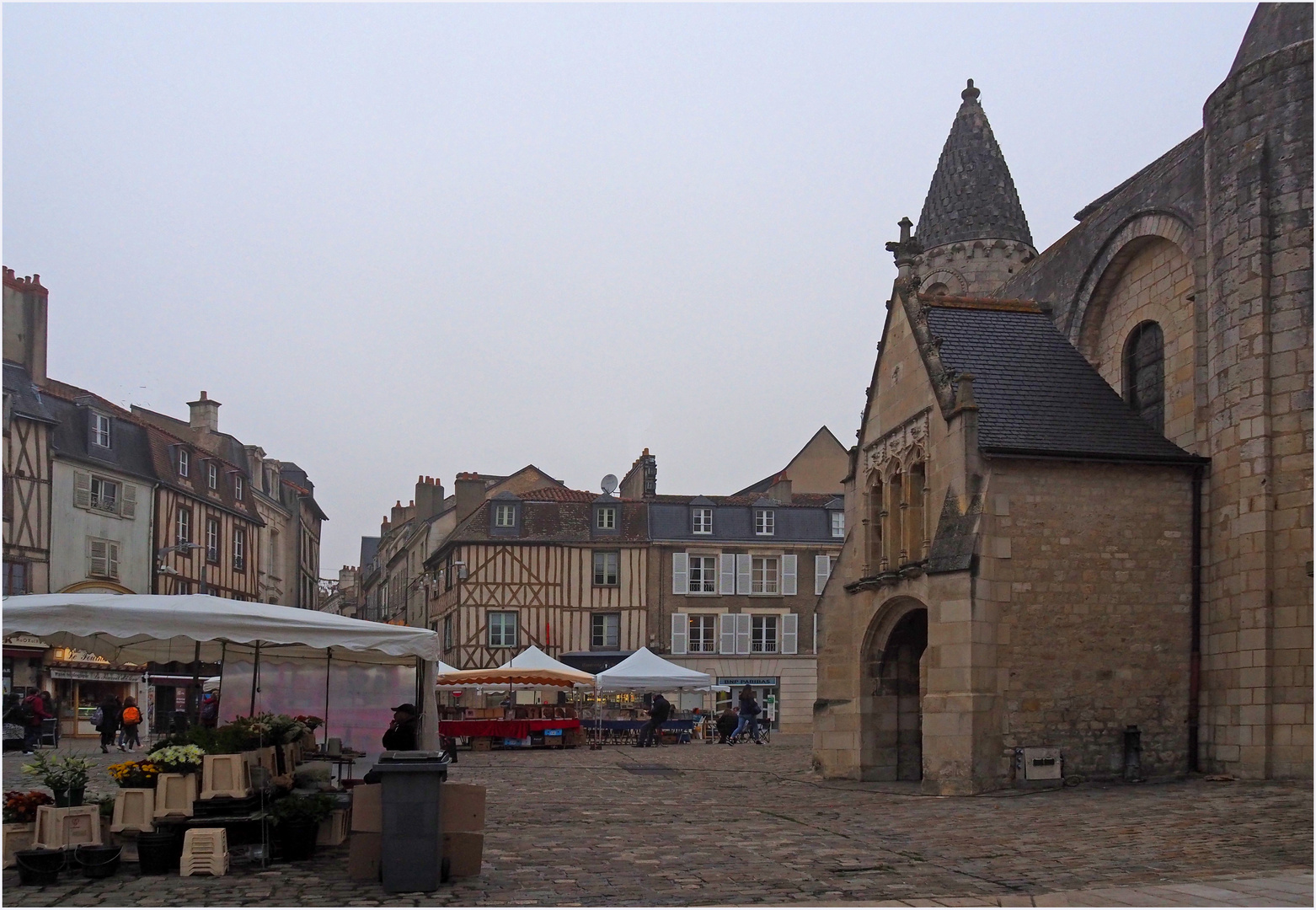 Place Charles De Gaulle et Eglise Notre-Dame la Grande  --  Poitiers