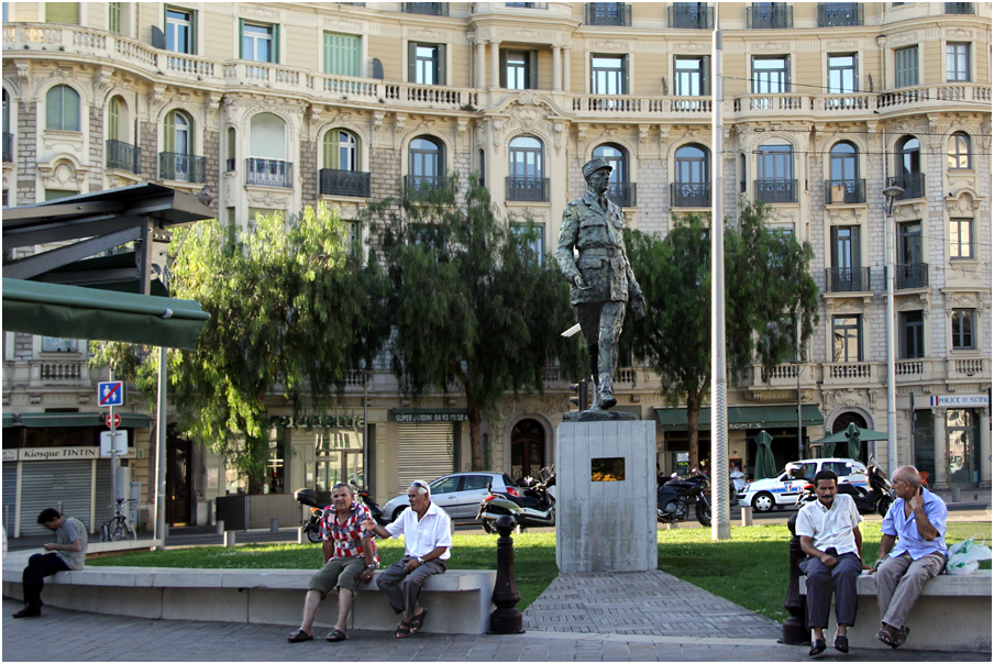 place Ch.de Gaulle , anciennement "de la Libération", comme si ...