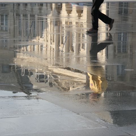 Place de la Bourse, les mains dans les poches ...