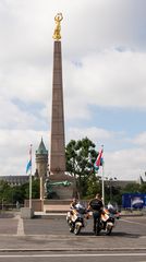 Place de la Constitution - Monument du souvenir - Gelle Frau - 01