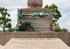 Place de la Constitution - Monument du souvenir - Gelle Frau - 03