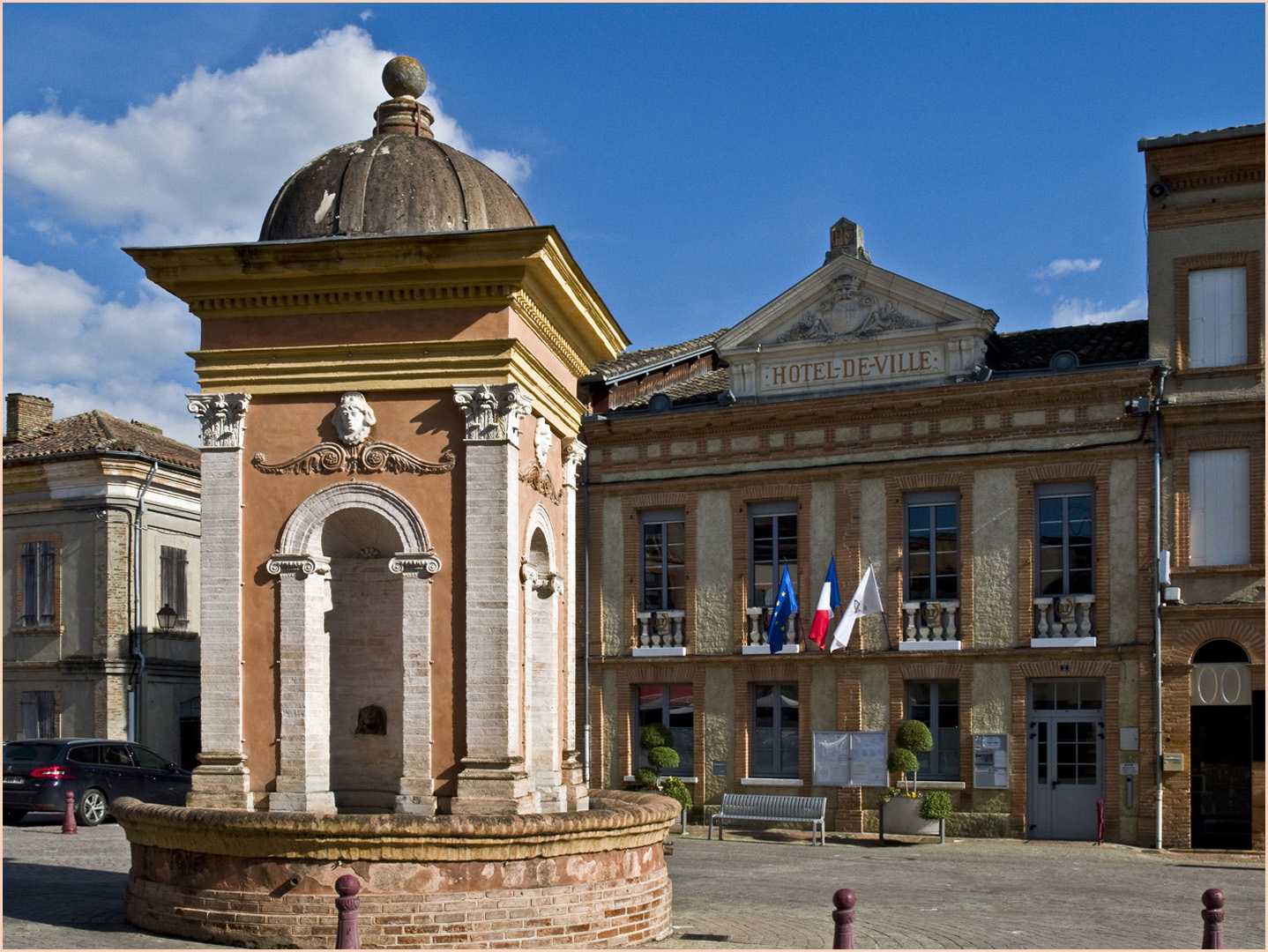 Place de la Fontaine  --  Samatan, Gers