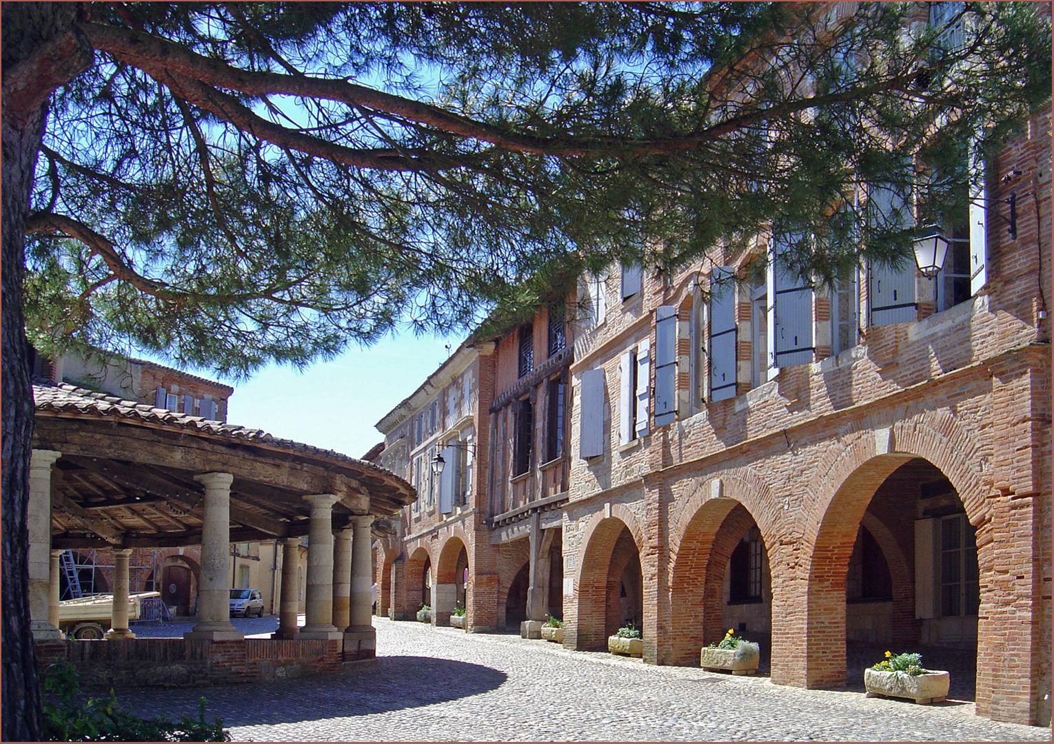 Place de la Halle aux grains à Auvillar  --  Tarn-et-Garonne