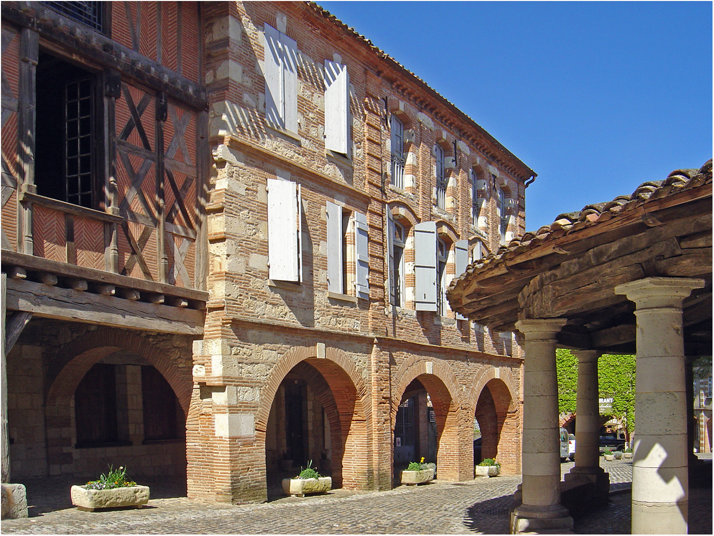 Place de la Halle aux grains  --  Auvillar