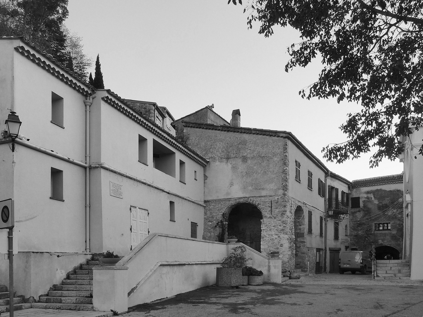 Place de l’Eglise à Sainte-Agnès