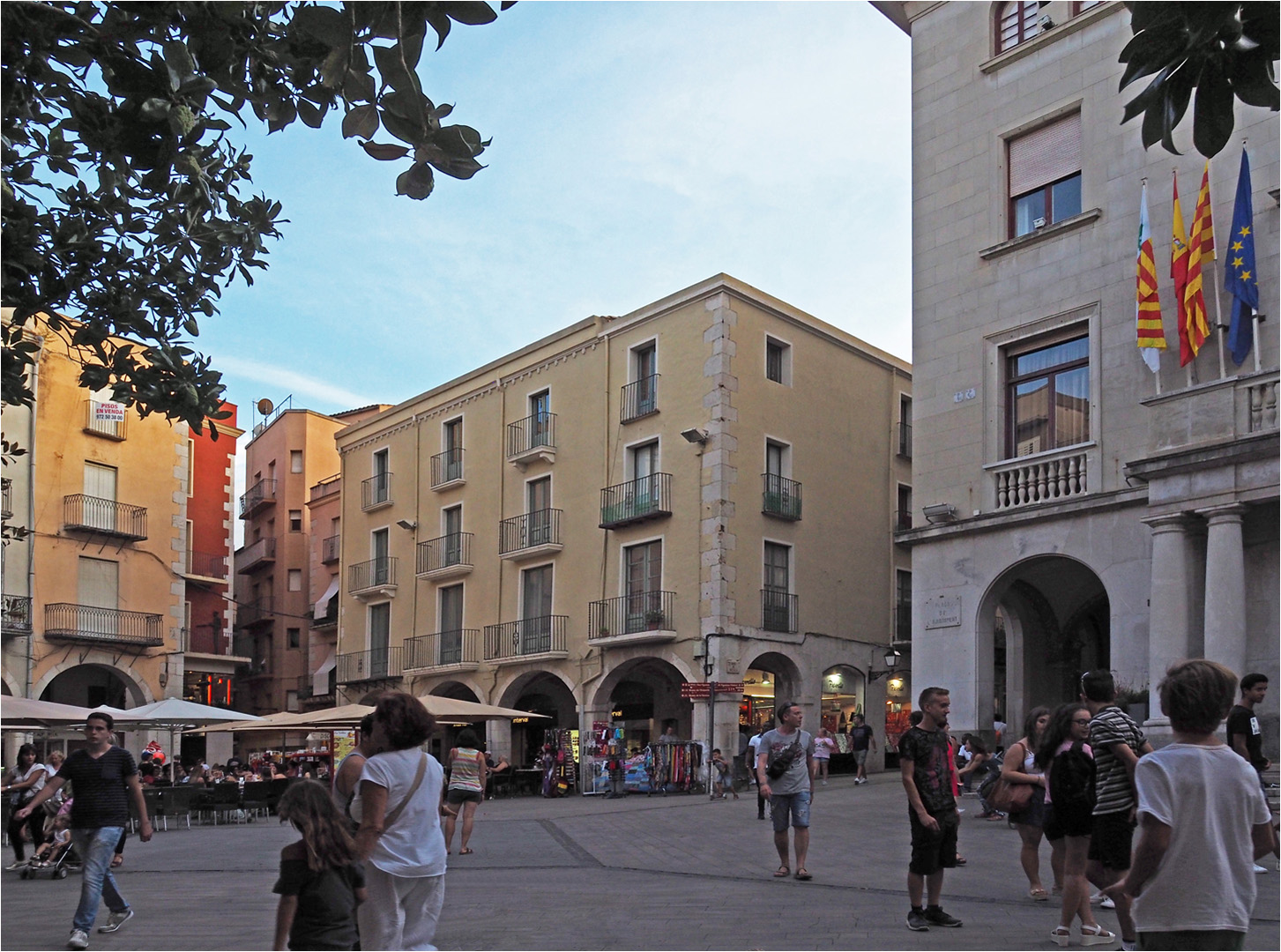 Place de l’Hôtel de ville à Figueras (Catalogne)