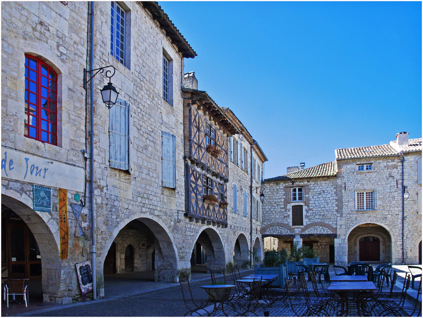 Place des Cornières à Lauzerte  --  Tarn-et-Garonne