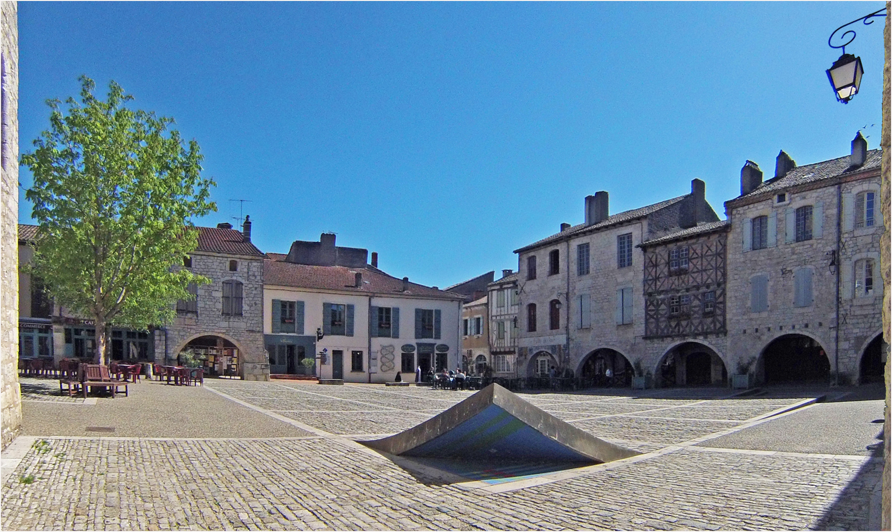 Place des Cornières  --  Lauzerte, Tarn-et-Garonne