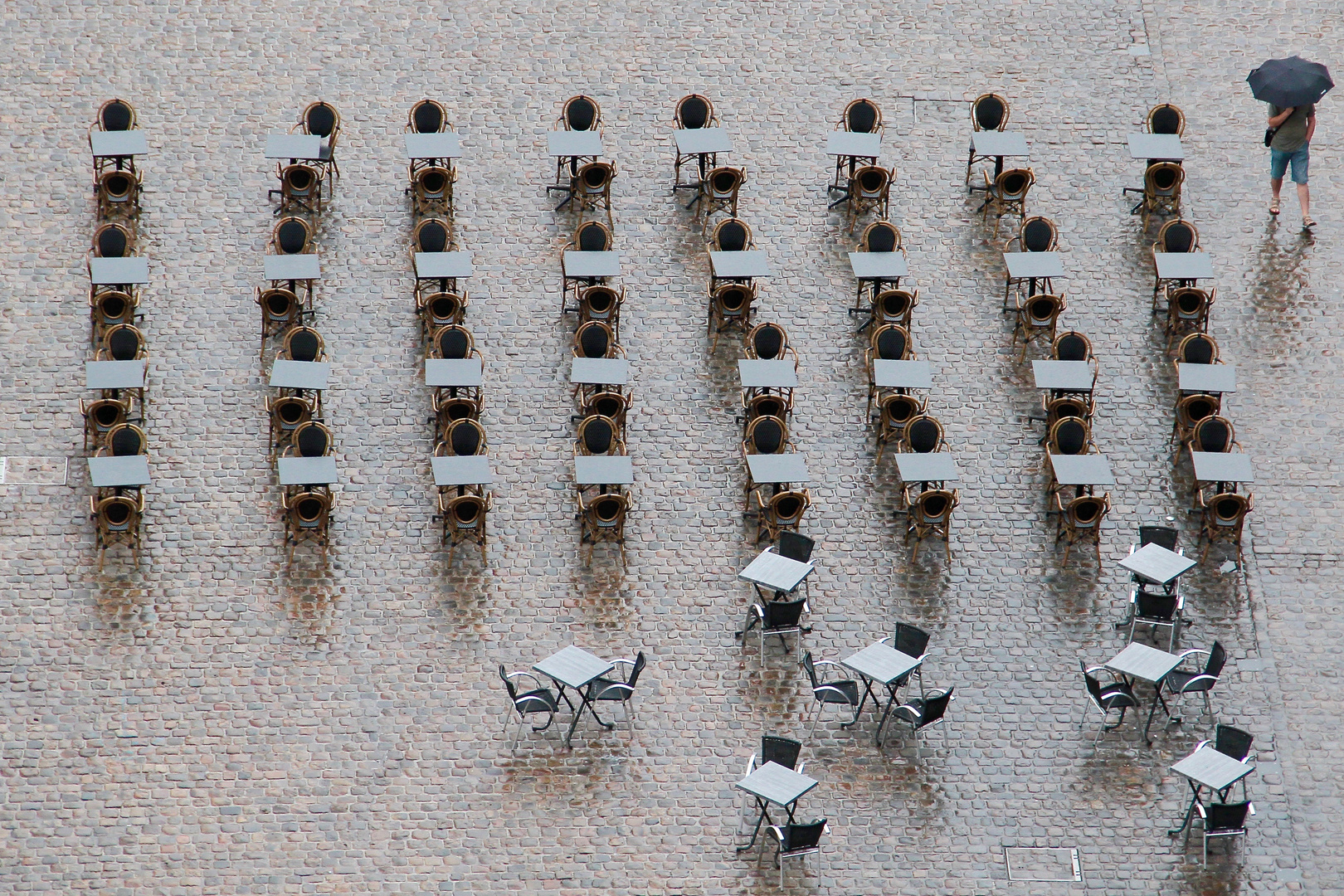 Place des héros à Arras sous la pluie