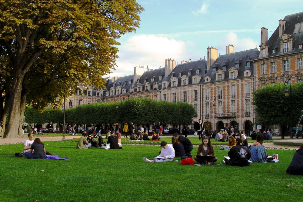 Place des Vosges in der Septembersonne