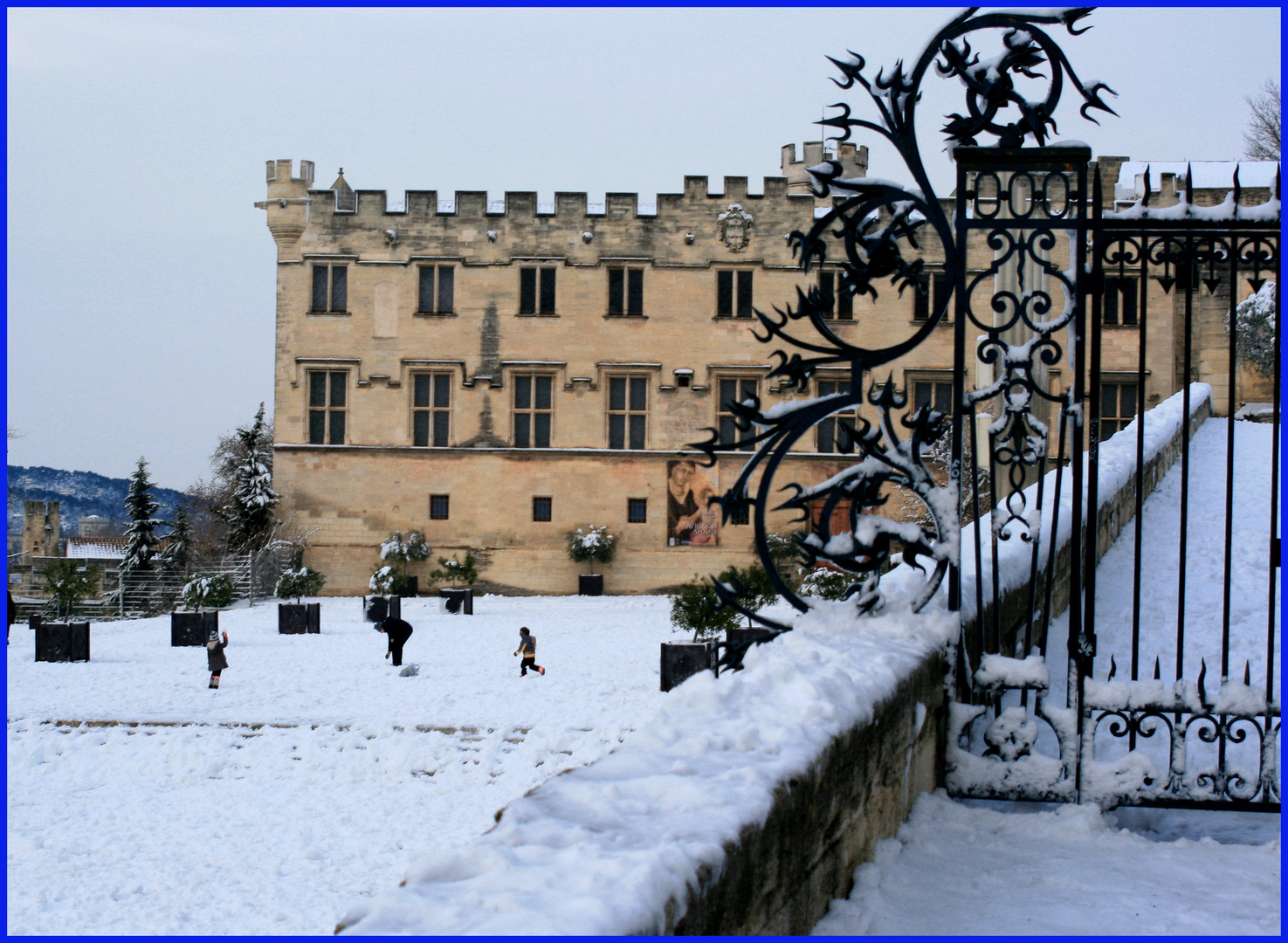 place du palais sous la neige