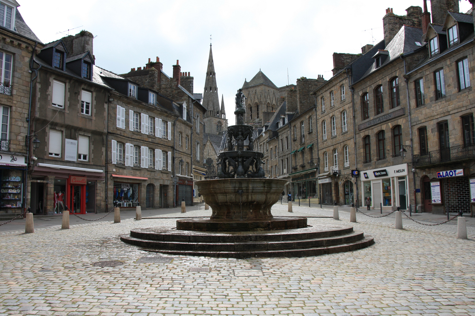 Place publique à Guingamp avec fontaine en 2010