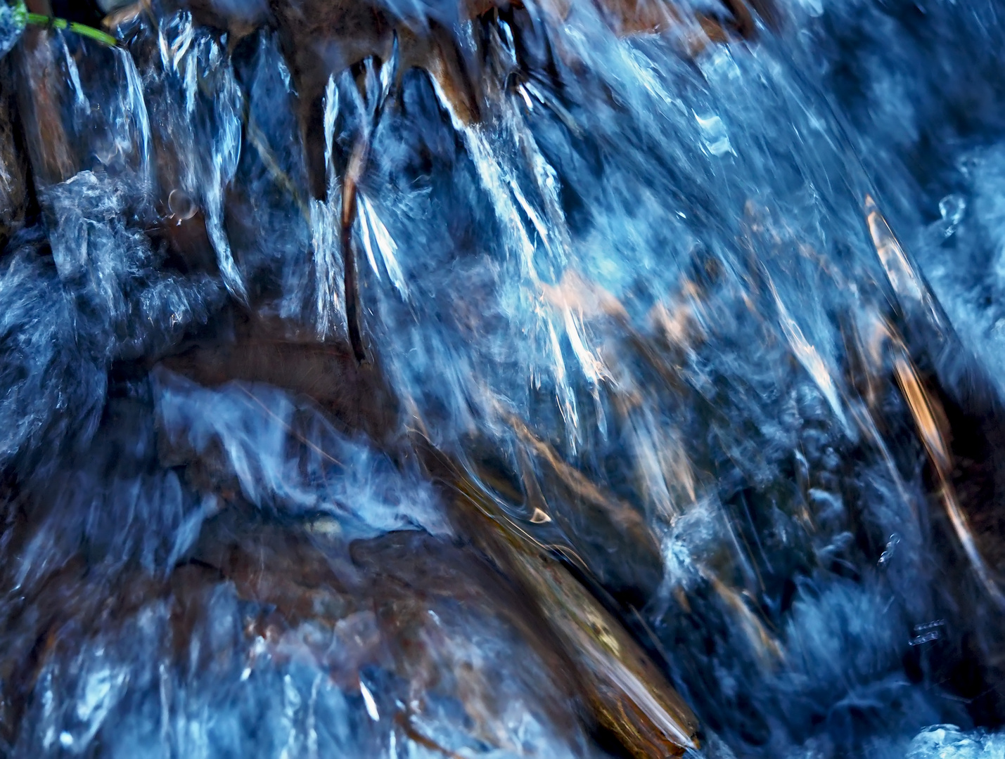 Plätschernder Bergbach! - Reflets dans l'eau du ruisseau de montagne!