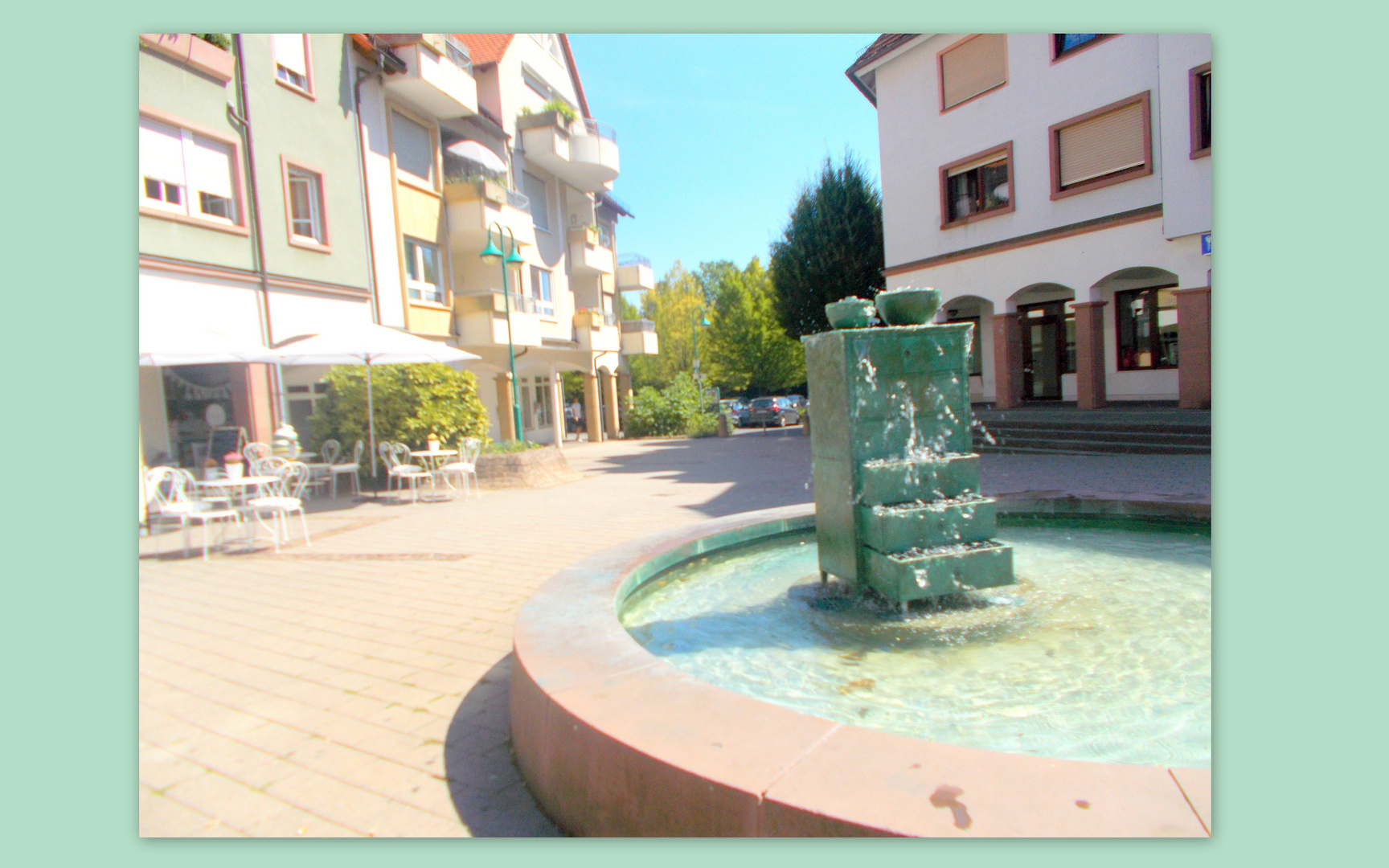 Plätschernder Brunnen am Cafe