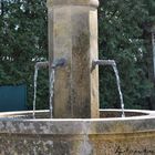 Plätschernder Wasserbrunnen