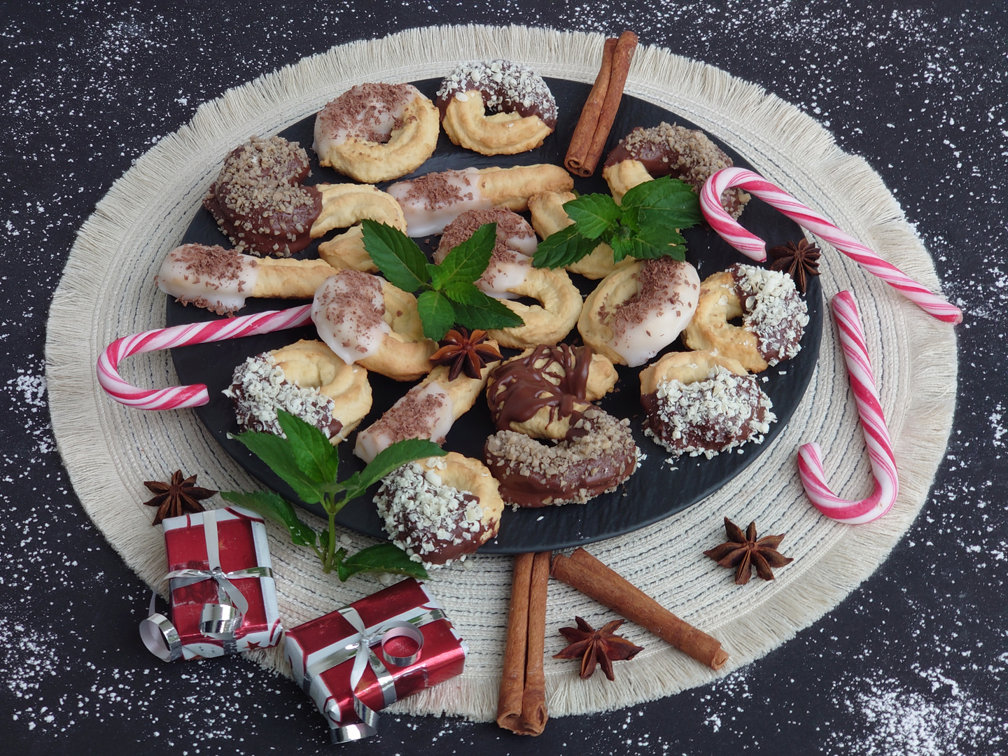 Plätzchen und Geschenke zum Nikolaus