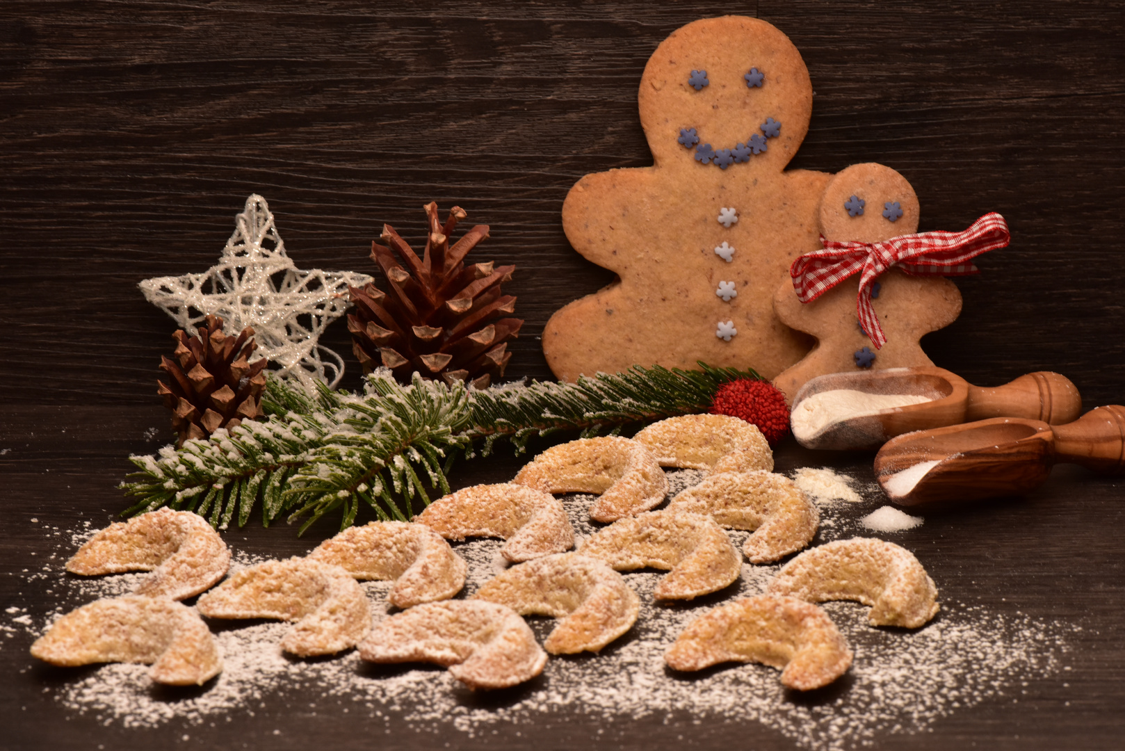 Plätzchen Weihnachtsmännchen und Vanillekipferl Foto & Bild