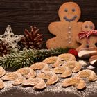 Plätzchen Weihnachtsmännchen und Vanillekipferl