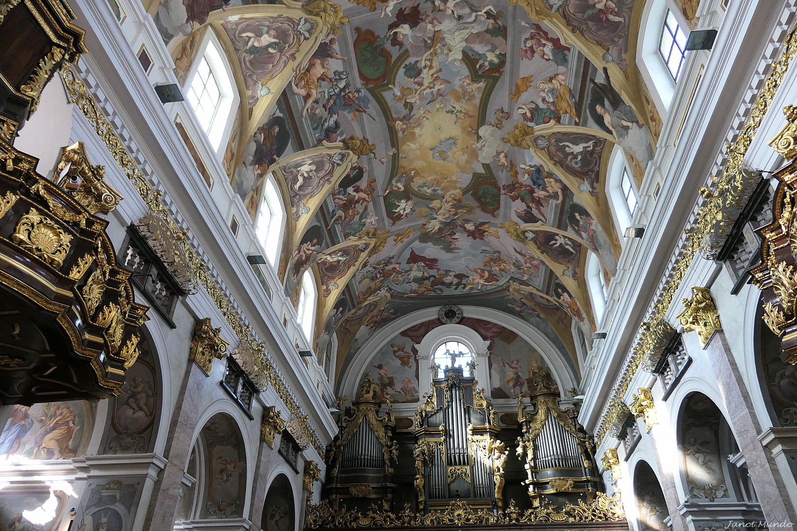 plafond et orgue église baroque St Nicolas........