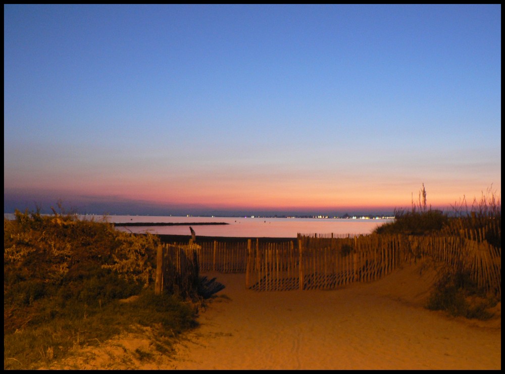 Plage au coucher du soleil