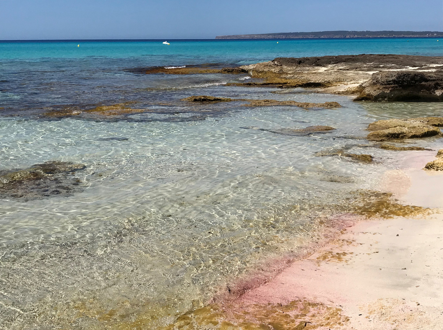 plage au sable rose