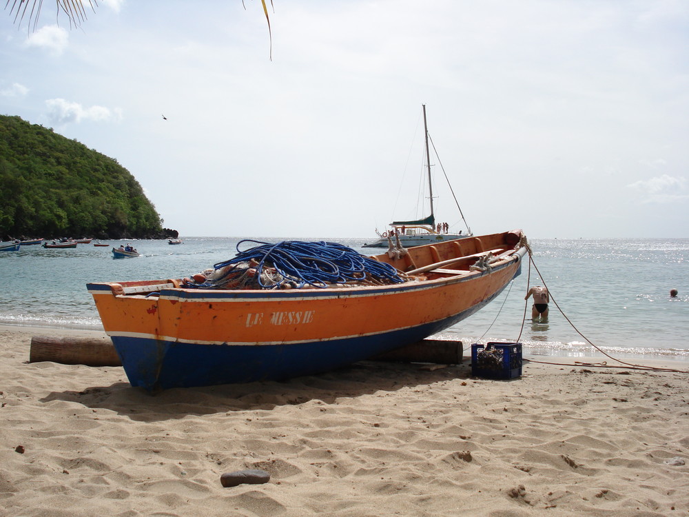 plage avec bateau