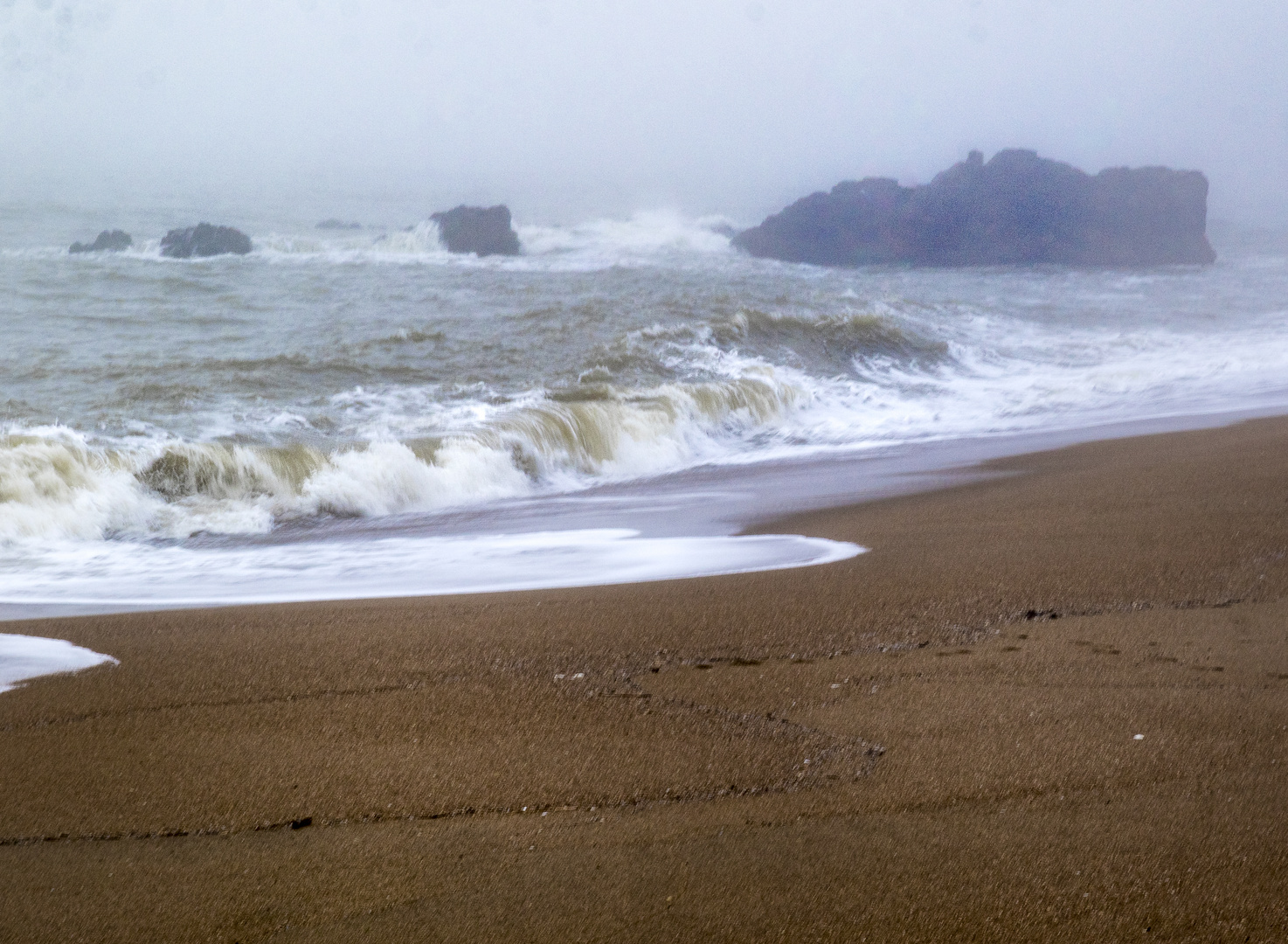 Plage dans la brume