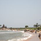 Plage de Mamallapuram, au fond le Temple du Rivage du 8e siècle