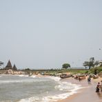 Plage de Mamallapuram, au fond le Temple du Rivage du 8e siècle