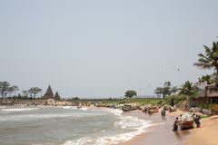 Plage de Mamallapuram, au fond le Temple du Rivage du 8e siècle