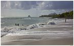 Plage en Martinique. Avec le rocher du Diamant en arrière plan. de ApollonZeus 