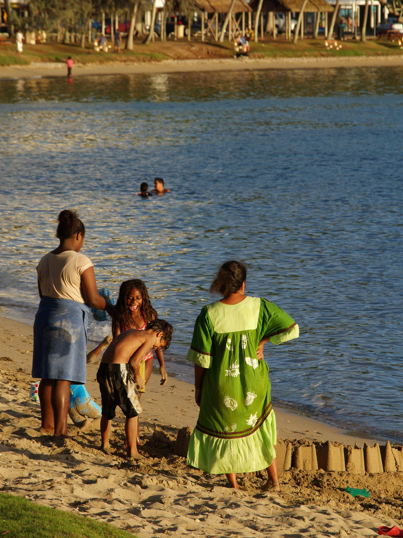 Plaisirs en famille sur la plage de Anse Vata - Baignade et château de sable…