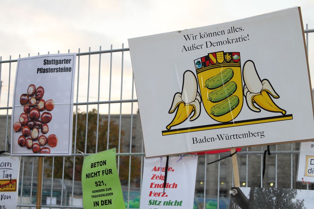 Plakat am ZAUN: Gurken und Bananen - Stuttgart K21 28.10.2010