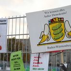 Plakat am ZAUN: Gurken und Bananen - Stuttgart K21 28.10.2010