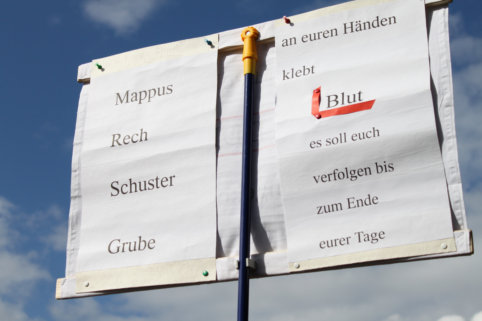 Plakat: Blut klebt ...am Bauzaun im Park in Stuttgart -K21 1.10.2010
